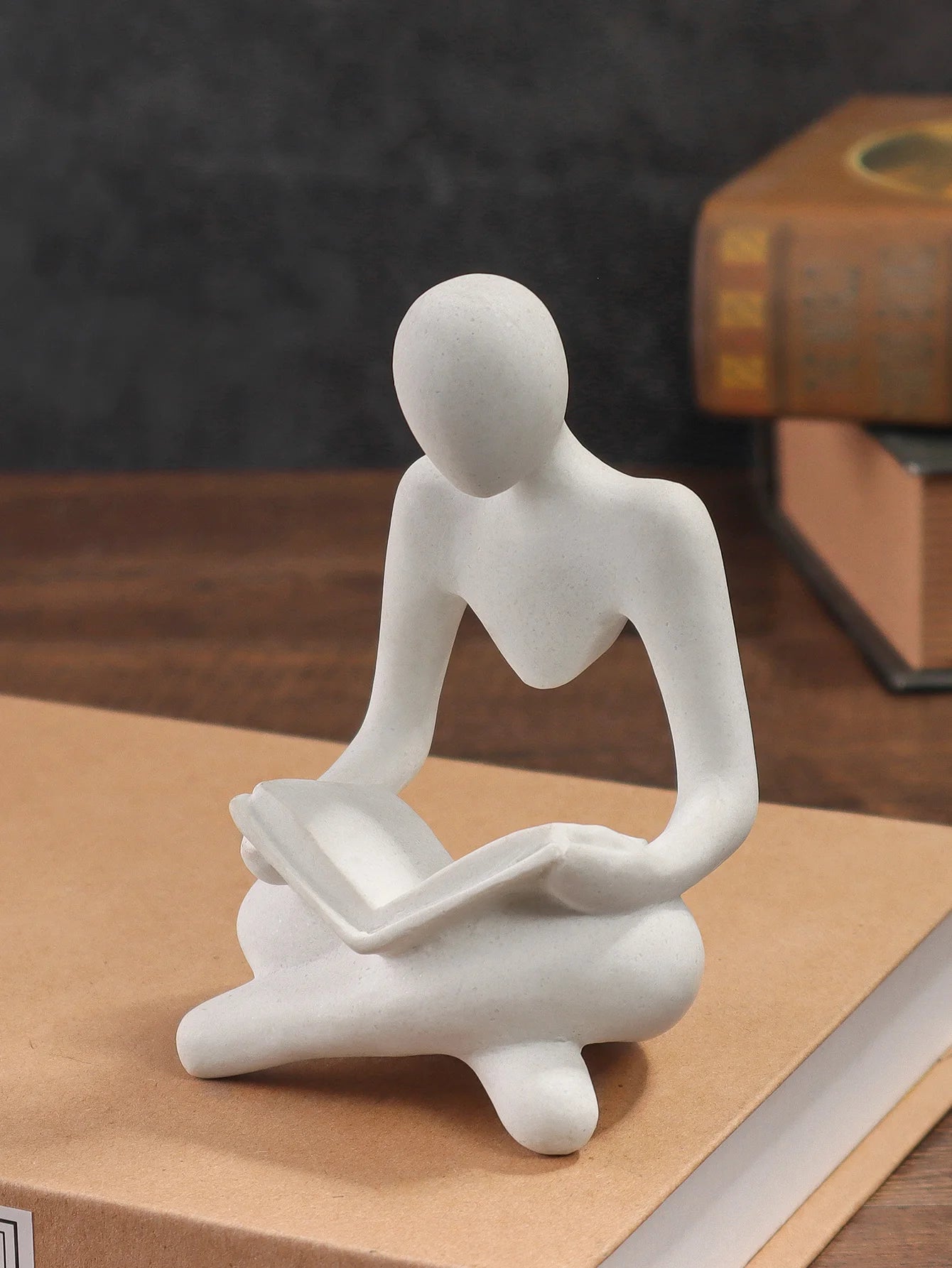 Sitting Reader Sculpture – Minimalist Resin Decor for Shelves, Offices & Reading Nooks