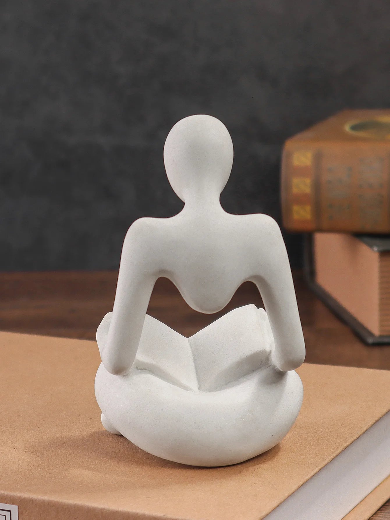 Sitting Reader Sculpture – Minimalist Resin Decor for Shelves, Offices & Reading Nooks