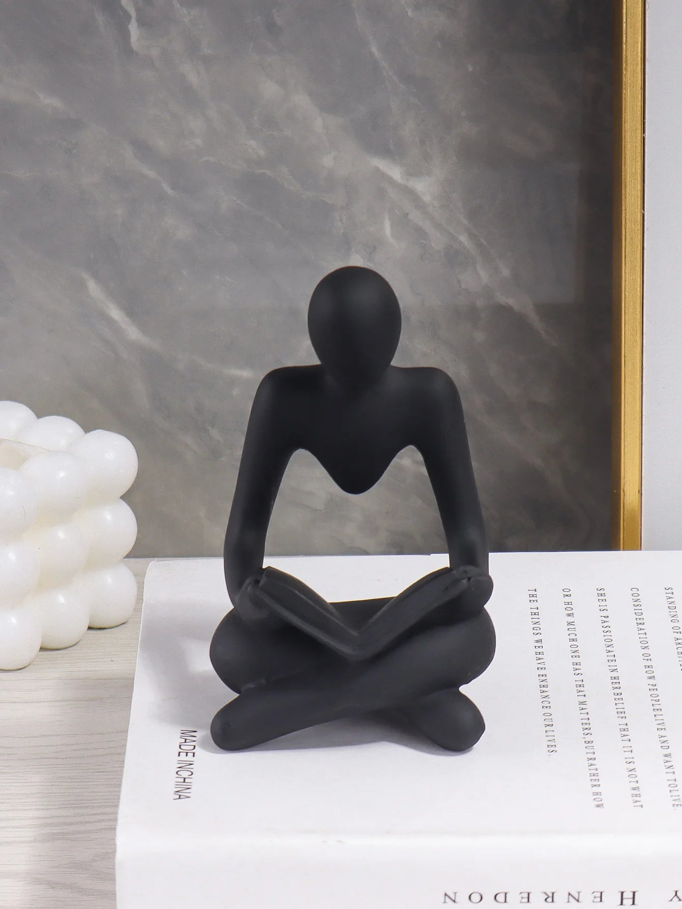 Sitting Reader Sculpture – Minimalist Resin Decor for Shelves, Offices & Reading Nooks