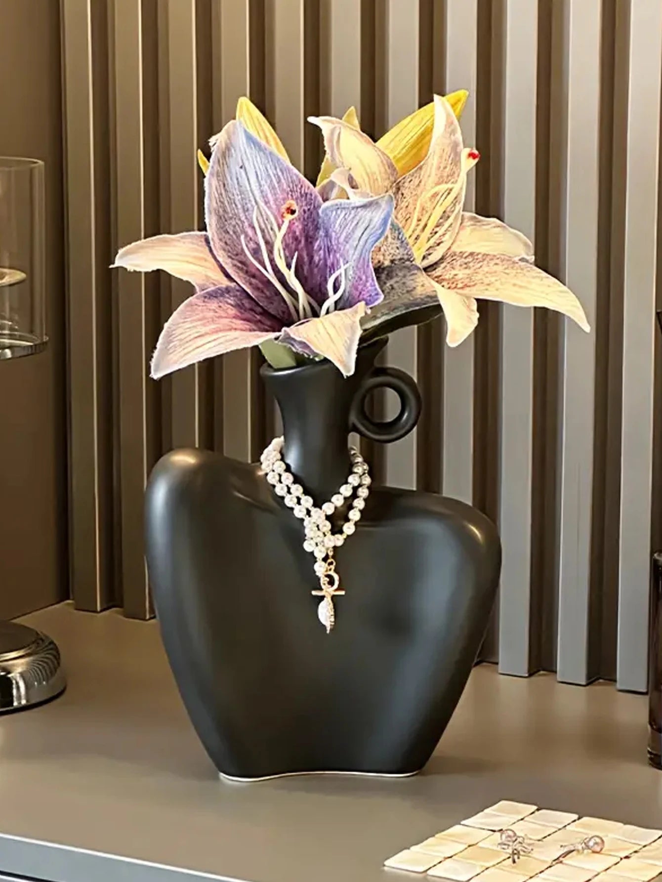Sculpted Bust Vase π€π€ β A Modern Touch of Elegance for Any Space