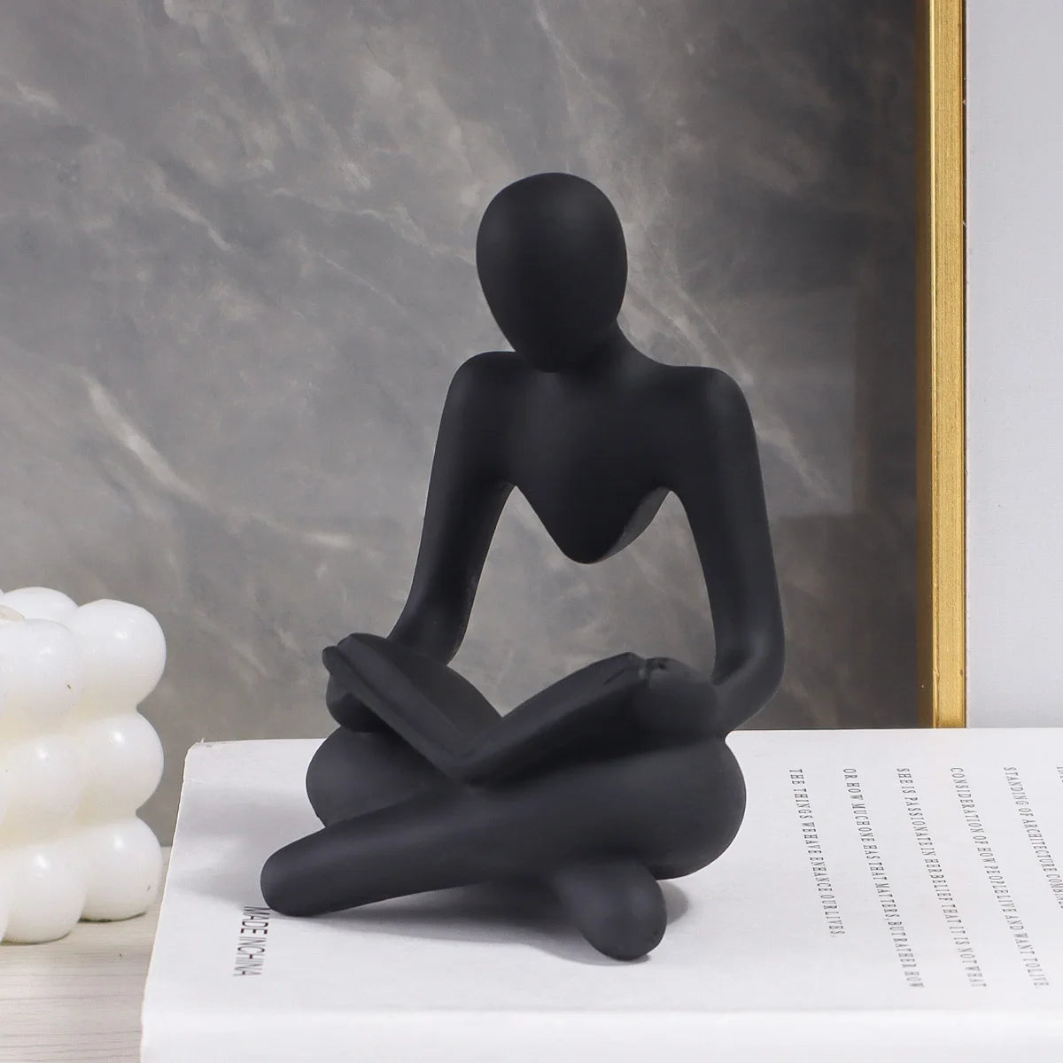 Sitting Reader Sculpture – Minimalist Resin Decor for Shelves, Offices & Reading Nooks