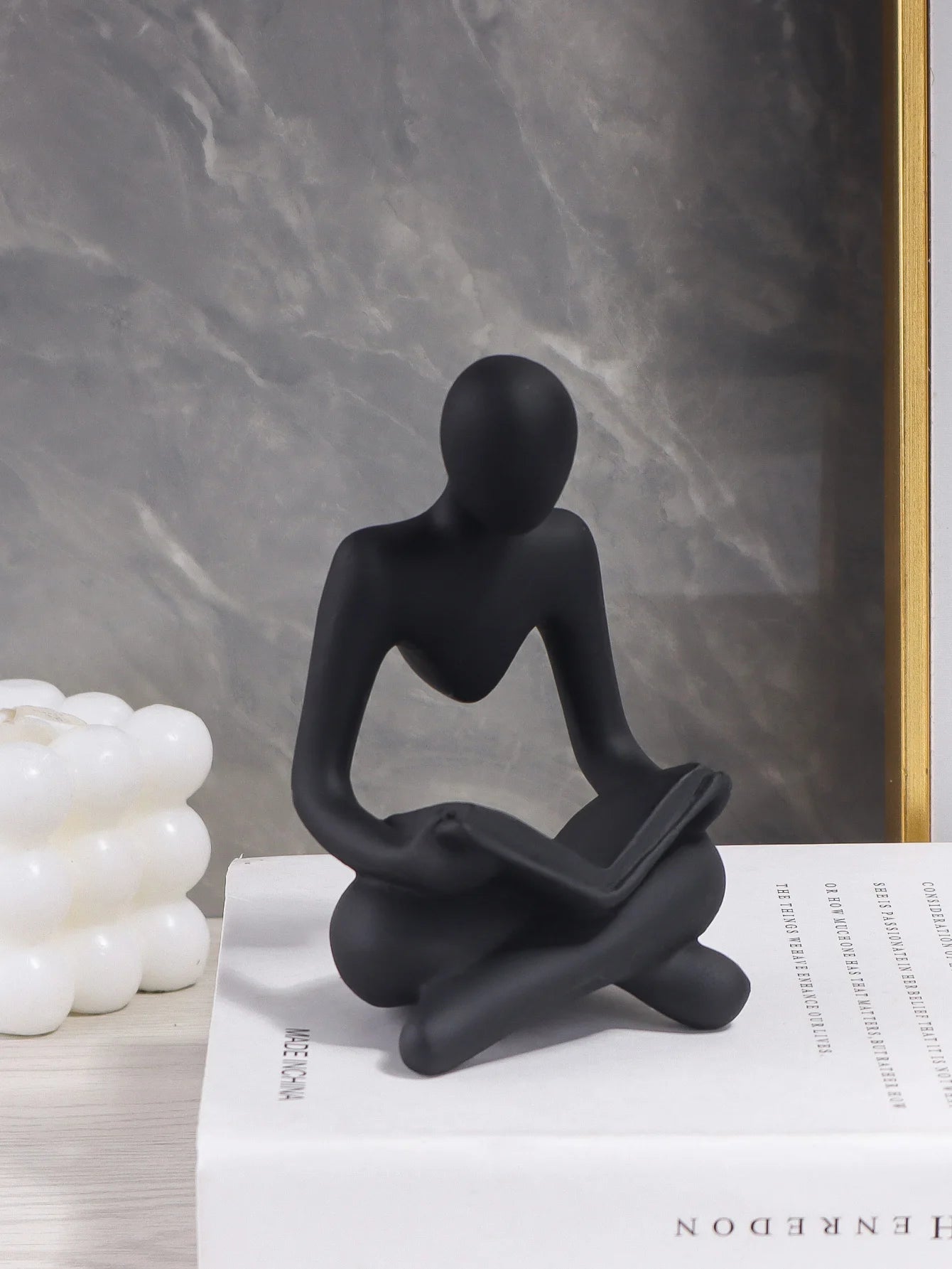 Sitting Reader Sculpture – Minimalist Resin Decor for Shelves, Offices & Reading Nooks